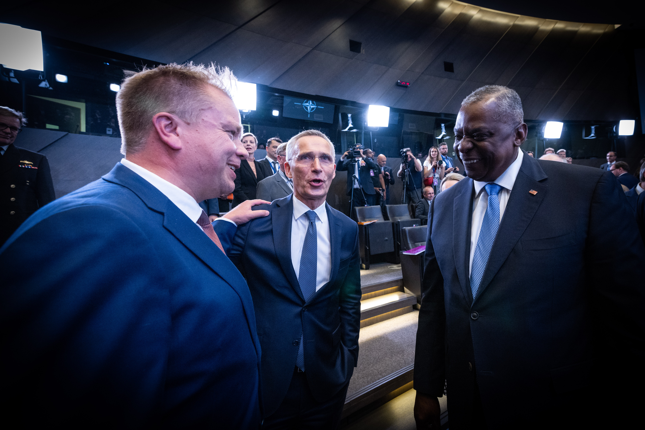 Antti Kaikkonen, Jens Stoltenberg ja Lloyd Austin puolustusministerikokouksessa 15.6.2023